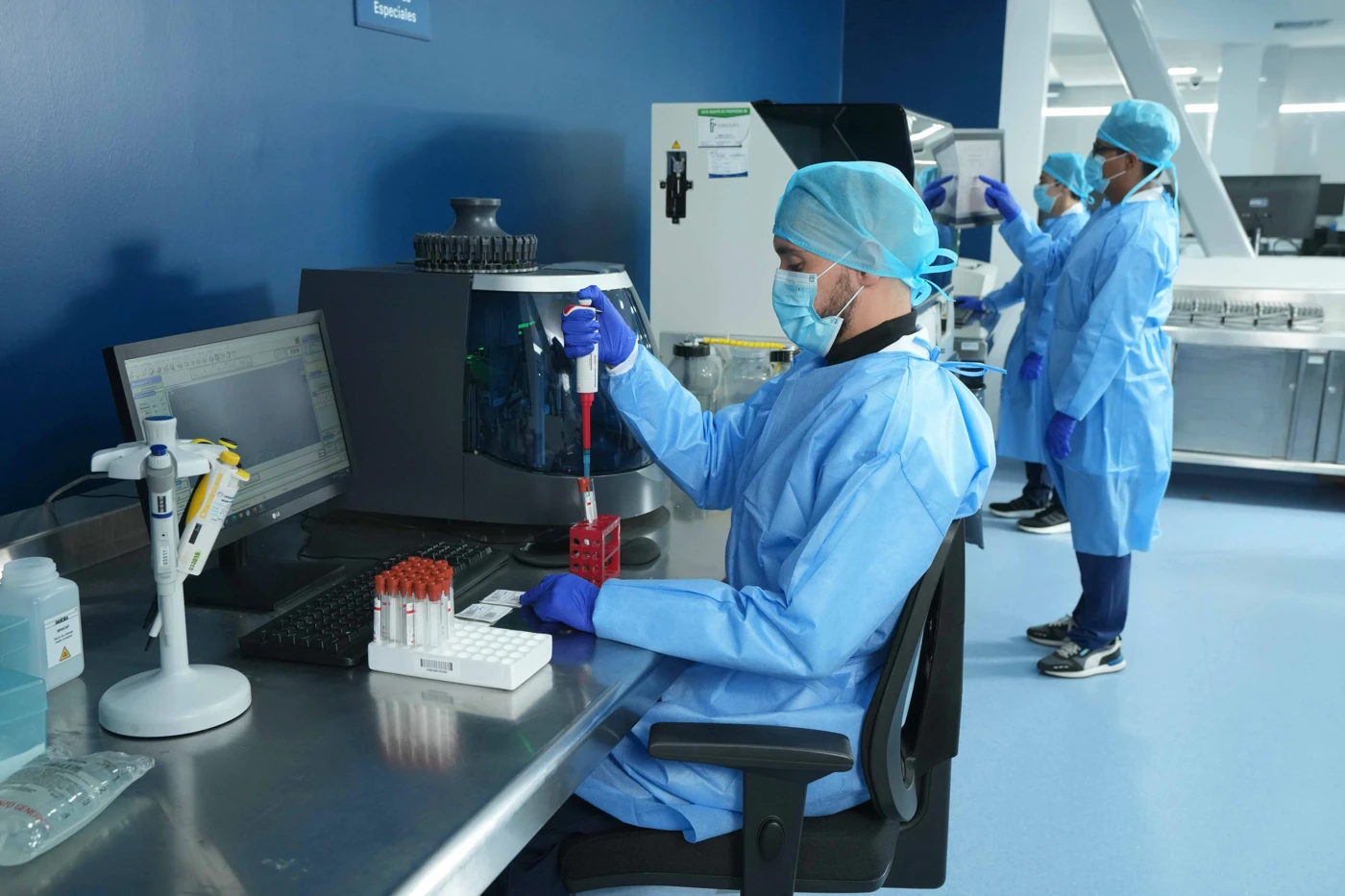 <small>
Trabajamos con Biología Molecular para hacer nuestro exámenes.
</small>